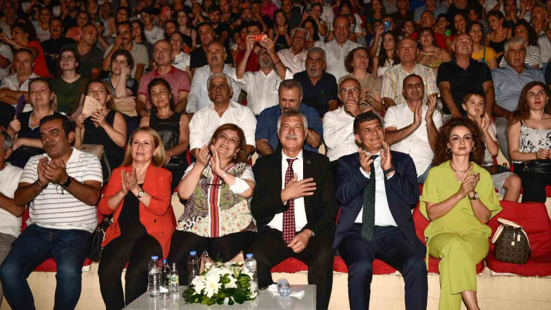 Başkanı Zeydan Karalar ve eşi Nuray Karalar da izledi.