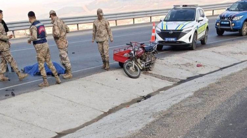 Motosikletle otomobil çarpıştı: 1 kişi öldü, 1 kişi yaralandı
