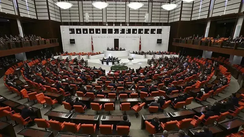  İzmir Milletvekili  Partisinden istifa etti. 