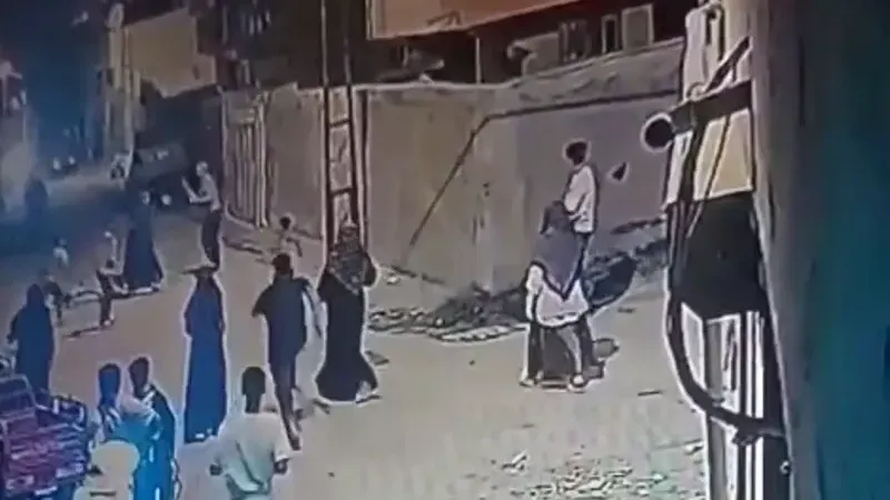 Sokağa çıkıp küçük çocukları sopayla dövdü!