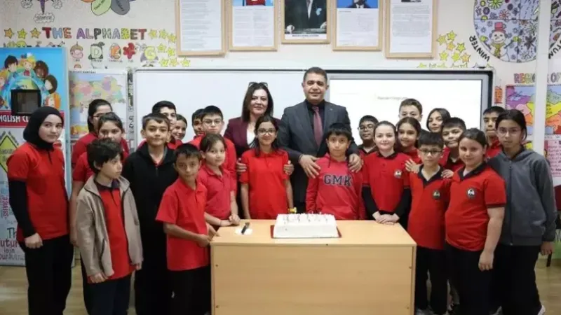 Sınıf başkanı sözünde durdu, seçim vaadini yerine getirdi