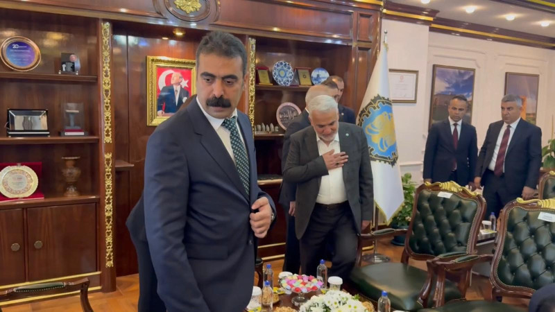 DEM Parti ve Hüda-Par arasında tokalaşma krizi!