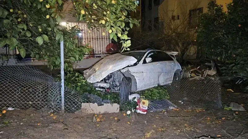 Lastiği patlayan araç şarampole yuvarlandı