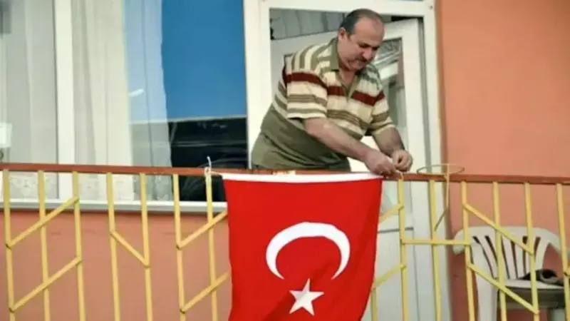 Türk bayrağının yanına onu da ekledi!